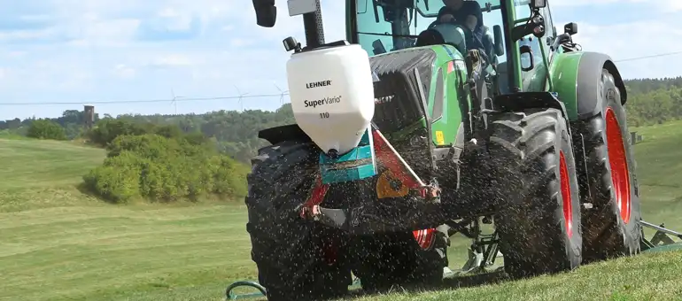 LEHNER 12 Volt-Streuer für Zwischenfrüchte und Grassaaten